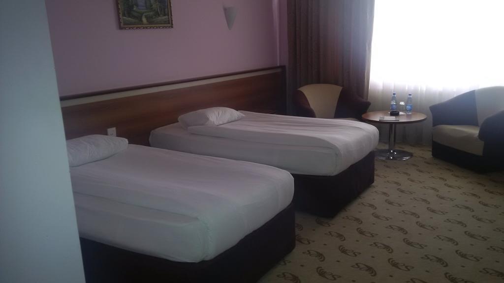 River Side Hotel Mingachevir Ruang foto