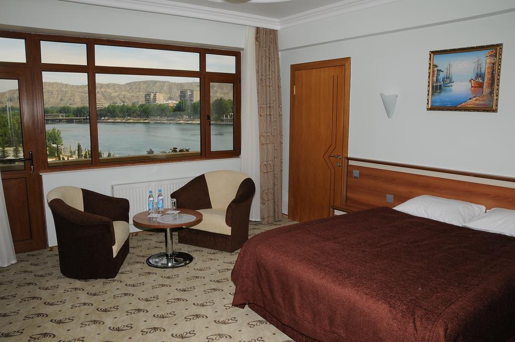 River Side Hotel Mingachevir Ruang foto